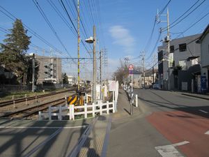 역 남쪽에 있는 시나가와 가도와의 건널목