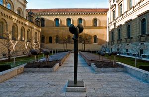 레지덴츠의 카비네츠가르텐(Kabinettsgarten), 모든 성도들의 궁정 교회 옆