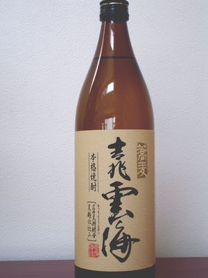 소바 쇼추. 라벨 왼쪽에는 검은 홍각 쇼추를 만드는 데 사용된 검은 코지를 사용했다고 광고하고 있다.