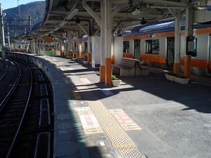 곡선형 섬식 승강장