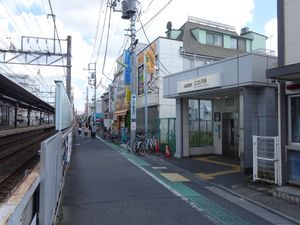 남쪽 출입구, 왼쪽 끝은 승강장(2015년 9월 12일)