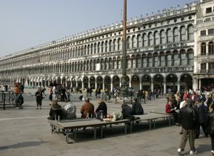 바르톨로메오 본 (Bartolomeo Bon il Giovane)이 건축한 프로쿠라티에 베키에 (1520년 경)