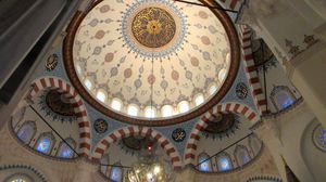 아름답게 채색된 돔