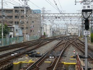 4호선 승강장에서 본 상행 방면의 평면 교차. 왼쪽이 기타센리역 방면, 오른쪽이 교토가와라마치역 방면.(2007년（헤이세이 19년）8월）