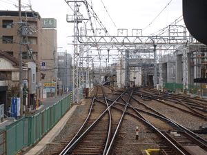 2호선 승강장에서 상행 방면(교토가와라마치역, 기타센리역 방면)을 바라본 모습. 2호선이 본선으로, 교토가와라마치역 방면으로 2024년(레이와 6년) 현재는 직진하고, 3호선은 당초에는 센리선 하행선으로 사용된 것을 알 수 있다.(2019년(헤이세이 31년) 3월)