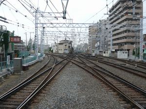 하행 방면의 평면 교차. 왼쪽이 덴가차야역 방면, 오른쪽이 오사카 우메다역 방면(2007년（헤이세이 19년）8월）