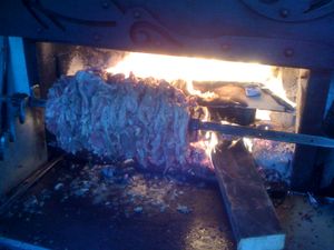 Cağ에서 막 꿰어 조리되는 고기