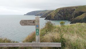 케이브르 만 근처 펨브로크셔 해안길, 북쪽으로 세마에스 헤드를 바라본 모습