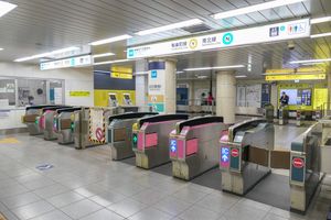 가구라자카시타 방면 개찰구 (2022년 10월)