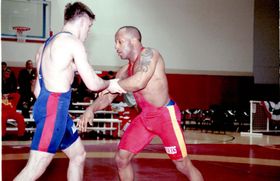 두 명의 레슬러의 대결.