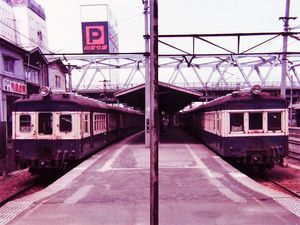 고후역에 나란히 선 32계 쿠하47형(오른쪽)과 40계 쿠하55형(왼쪽)