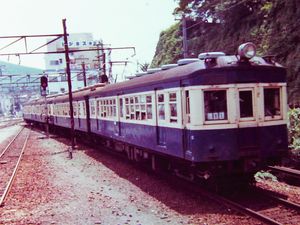 40계 쿠모하60형 800번대를 선두로 하는 32계, 40계, 51계 혼성 편성. 쿠모하60형 800번대는 1970년의 저지붕화 개조 시공차이기 때문에, 팬터 부분만 낮아져 있다.