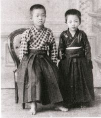 어린 시절의 이시와라 간지와 동생 지로