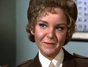 비어트리스 콜런이 에타 캔디 병장 역을 맡았다.