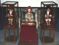 자케 드로의 자동인형. 18세기에 제작되었다. 정교한 솜씨로 글을 쓰거나 그림을 그리거나 오르간을 연주할 수 있다.(미술·역사 박물관)