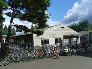 센다이시 지하철 도자이선 건설 공사에 따라 2008년에 신축 이전한 (구) 가와우치 제2 식당 (2007년). "빈 식사"라고 불렸다.