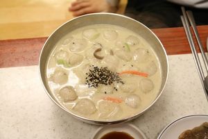 들깨 가루를 넣어 끓인 감자 옹심이