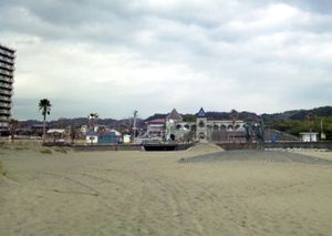 온주쿠 해안(뒤는 달의 사막 기념관)