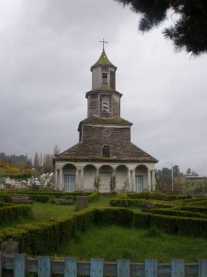 칠레 남부의 칠로에 섬 교회군 (사진)과 같은 랜드마크는 가톨릭교의 역사를 보여준다