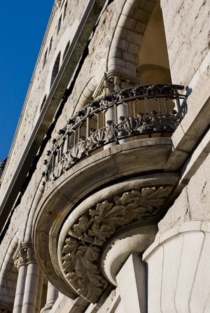 핀란드 국립 극장 정면의 세부 모습