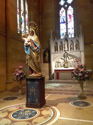 성모자상. 바닥의 모자이크는 그리스도의 수난을 나타낸다(부분).