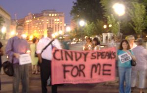 2005년 8월 17일, 부시 대통령의 크로퍼드 목장에서 신디 시핸의 시위를 지지하는 백악관 농성자들