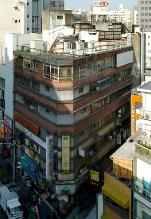 2004년 당시 요요기 회관. 옥상의 펜트하우스는 2011년 동일본 대지진으로 붕괴됨.