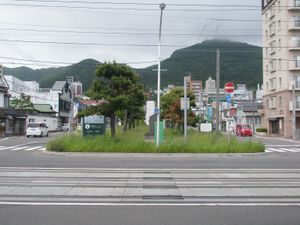 홋카이도도도 675호 다치마치곶 하코다테 정거장선의 시도 다카다야 거리 측에서 본 넓은 중앙 분리대 (그린 벨트)