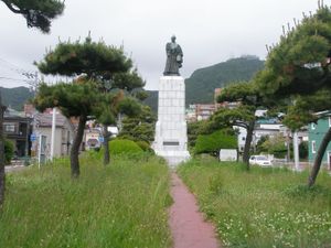 홋카이도도도 675호 다치마치곶 하코다테 정거장선・중앙 분리대에 설치된 다카다야 카헤이 동상