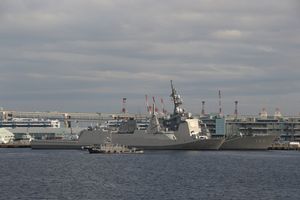 야마시타 부두에 정박하는 "모가미"와 저시인성 도색이 된 "아타고"