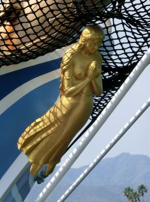 니혼마루에 부착된 여신 "란조"(藍靑)의 선수상