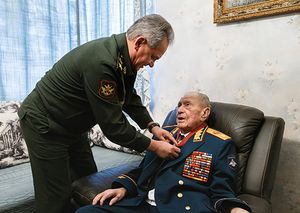 야조프에게 전승 75주년을 수여하는 쇼이구 국방장관