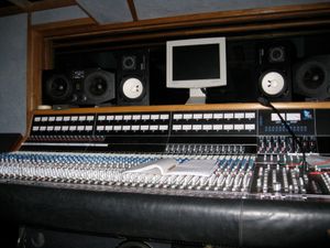 플라잉 페이더가 장착된 API Legacy Plus 48ch 믹싱 콘솔