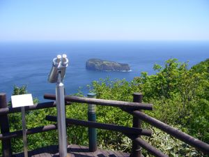 울릉도의 일출 전망대에서 본 죽도.