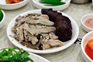 삶은 내장과 함께 제공되는 전통적인 순대(피순대)