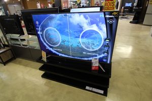 프랑스 코니에르 매장에 전시된 하이센스 텔레비전 (2017년)