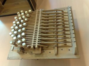 케이스 내부, 면판 측. 버튼과 공기 구멍을 연결하는 "지레"가 늘어서 있다.