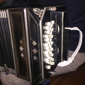 왼손 쪽 챔버를 다른 각도에서 보면 반달 모양의 구멍이 보인다.