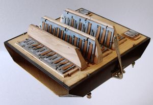 케이스 내부, 뱀통 측. 리드와 서브타 가죽(공기 역류 방지 밸브)이 늘어서 있다.