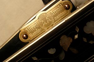 알프레드 아놀드의 반도네온의 "AA 마크". 2개의 A는 떨어져 있다.