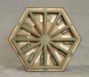 왼쪽 악기의 내부 구조.