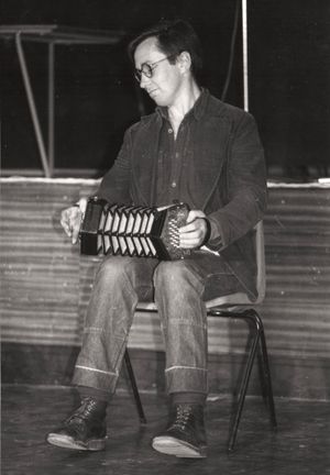 제프리스의 듀엣 콘서티나 연주 모습. 1981년, 영국.