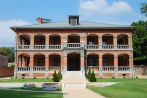 주변 정리를 마친 중명전