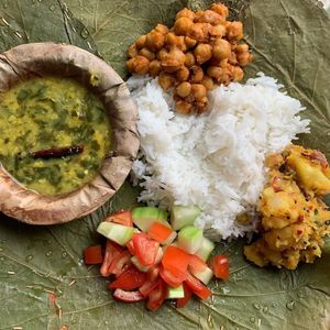 말린 만타라이 일라이를 곁들인 남인도 식사