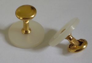 스터드 버튼으로 분리 가능한 칼라