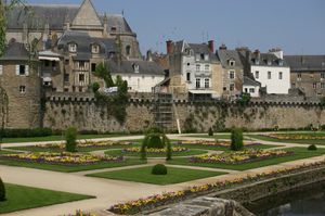 공원 바깥쪽을 덮는 성벽