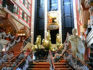 슈퍼스타 처녀자리 내부의 그랜드 피아자 아트리움