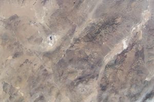 우주 공간에서 촬영한 데스 밸리 및 파나민트 계곡. 왼쪽 끝에 보이는 호수는 설즈 호이고, 그 오른쪽의 작은 계곡이 파나민트 계곡이다. 파나민트 계곡의 오른쪽에는 데스 밸리가 있다. 파나민트 계곡과 데스 밸리 사이에는 파나민트 산맥이 있으며, 데스 밸리의 오른쪽에는 블랙 산맥이 있다.