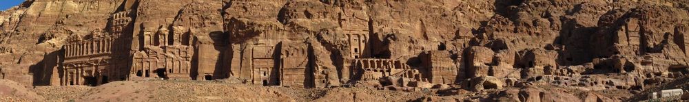 도시 남부에 있는 왕릉