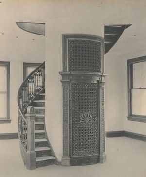 타워 중 하나의 내부